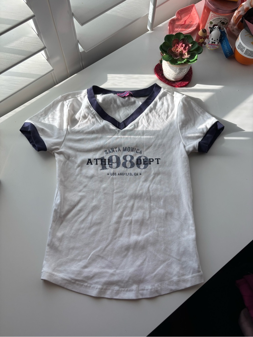 Edikted Santa Monica Short-Sleeve V-Neck Tee XS